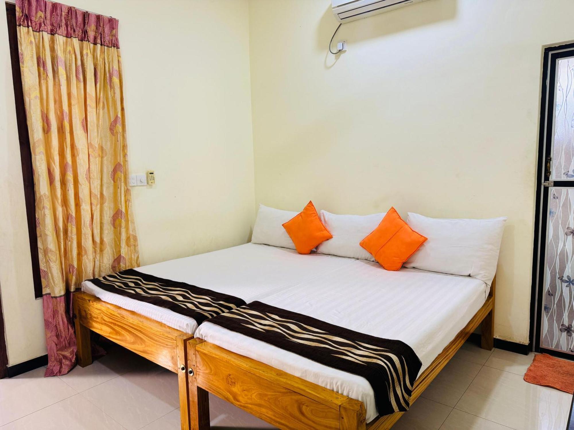 Aa Inn Trincomalee Extérieur photo