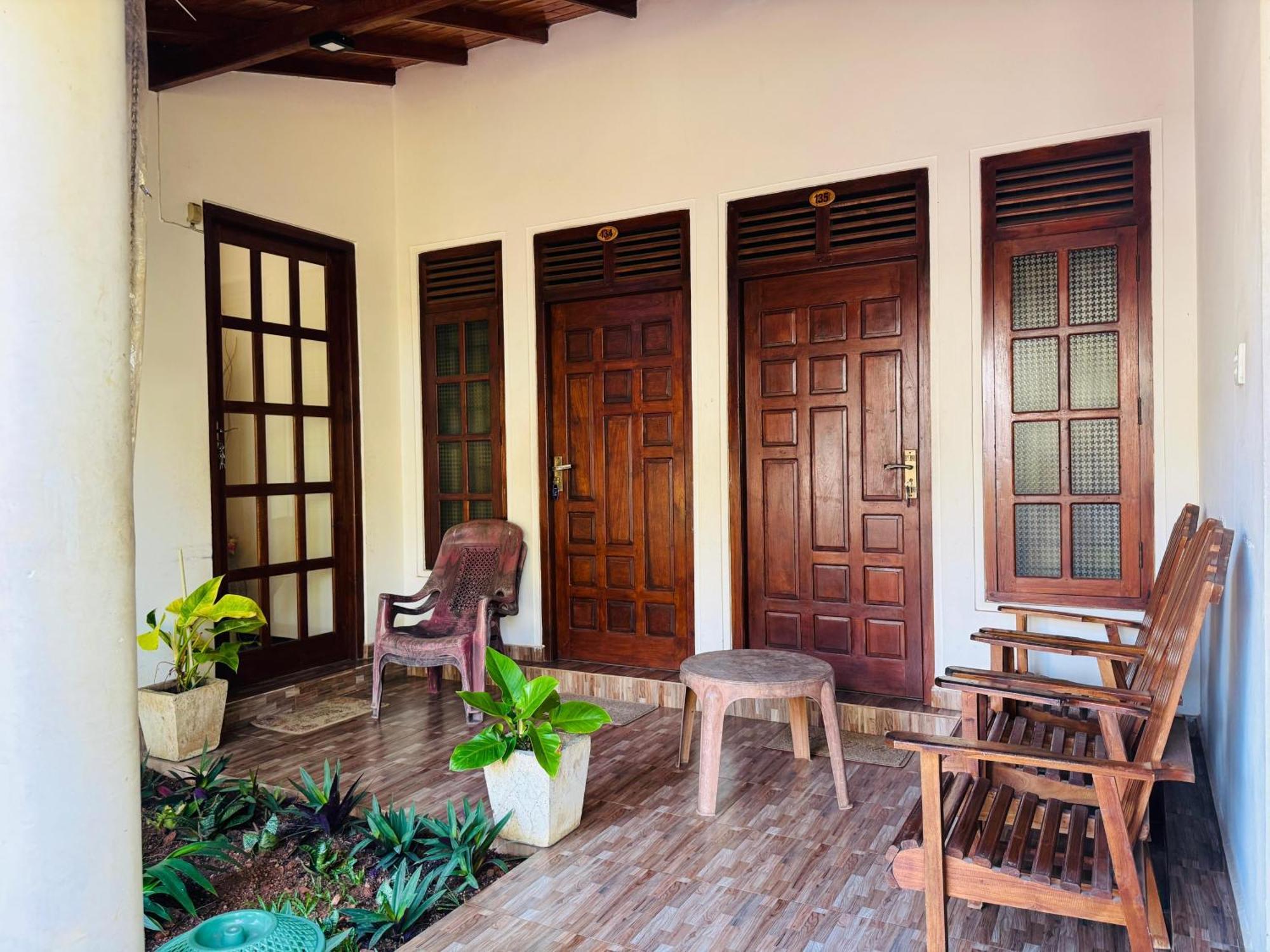 Aa Inn Trincomalee Extérieur photo